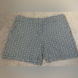 LOFT size 6 Black and White Patterned Shorts.